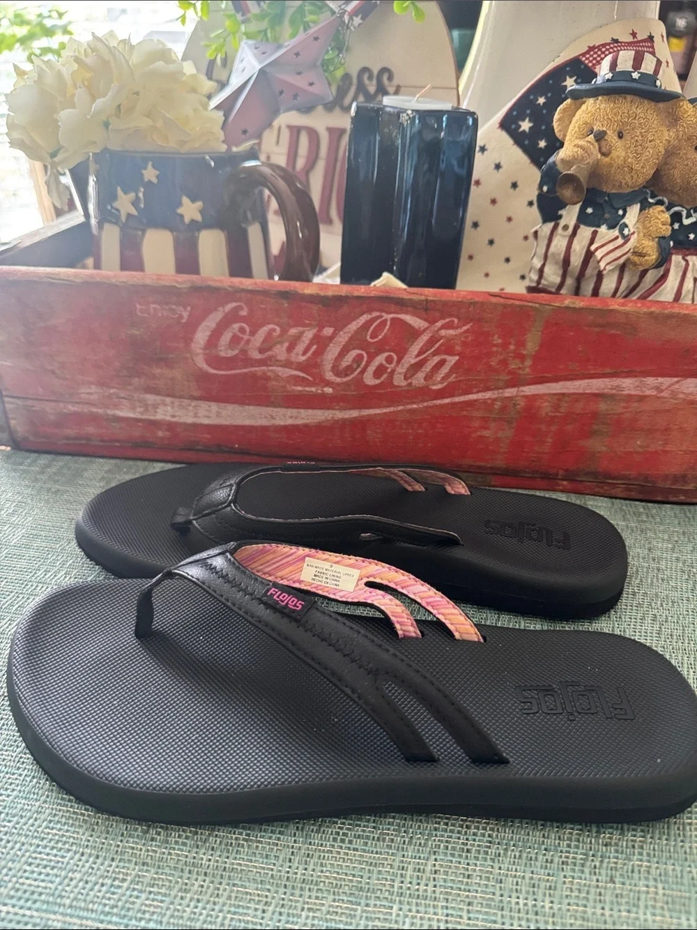 *NWOT* FLOJOS JOSIE FLIP FLOP SANDALS. BLACK/PINK. WOMEN’S SIZE: 9